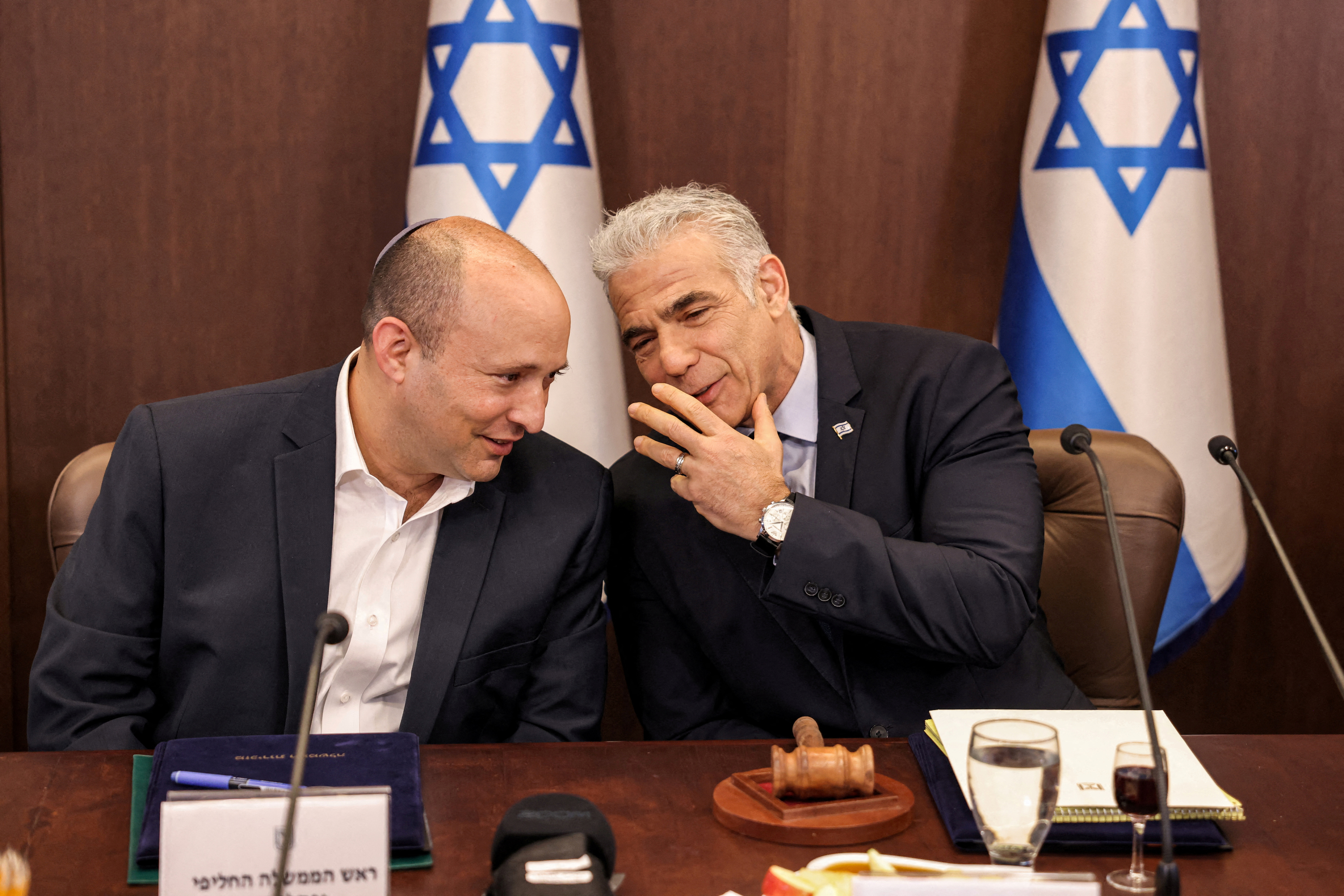 Yair Lapid habla con el ex primer ministro Naftali Bennett en Jerusalén, 18 de septiembre de 2022. Ronaldo Schemidt/Pool vía REUTERS/Archivo