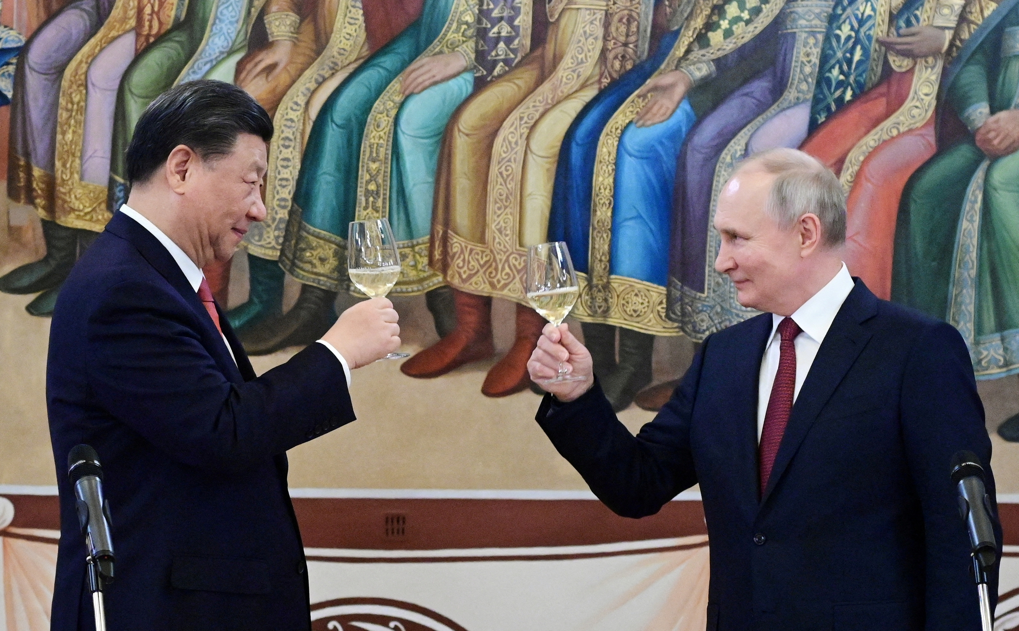 El presidente ruso, Vladimir Putin, y el presidente chino, Xi Jinping, asisten a una recepción en el Kremlin en Moscú, Rusia, el 21 de marzo de 2023. Sputnik/Pavel Byrkin/Kremlin vía REUTERS
