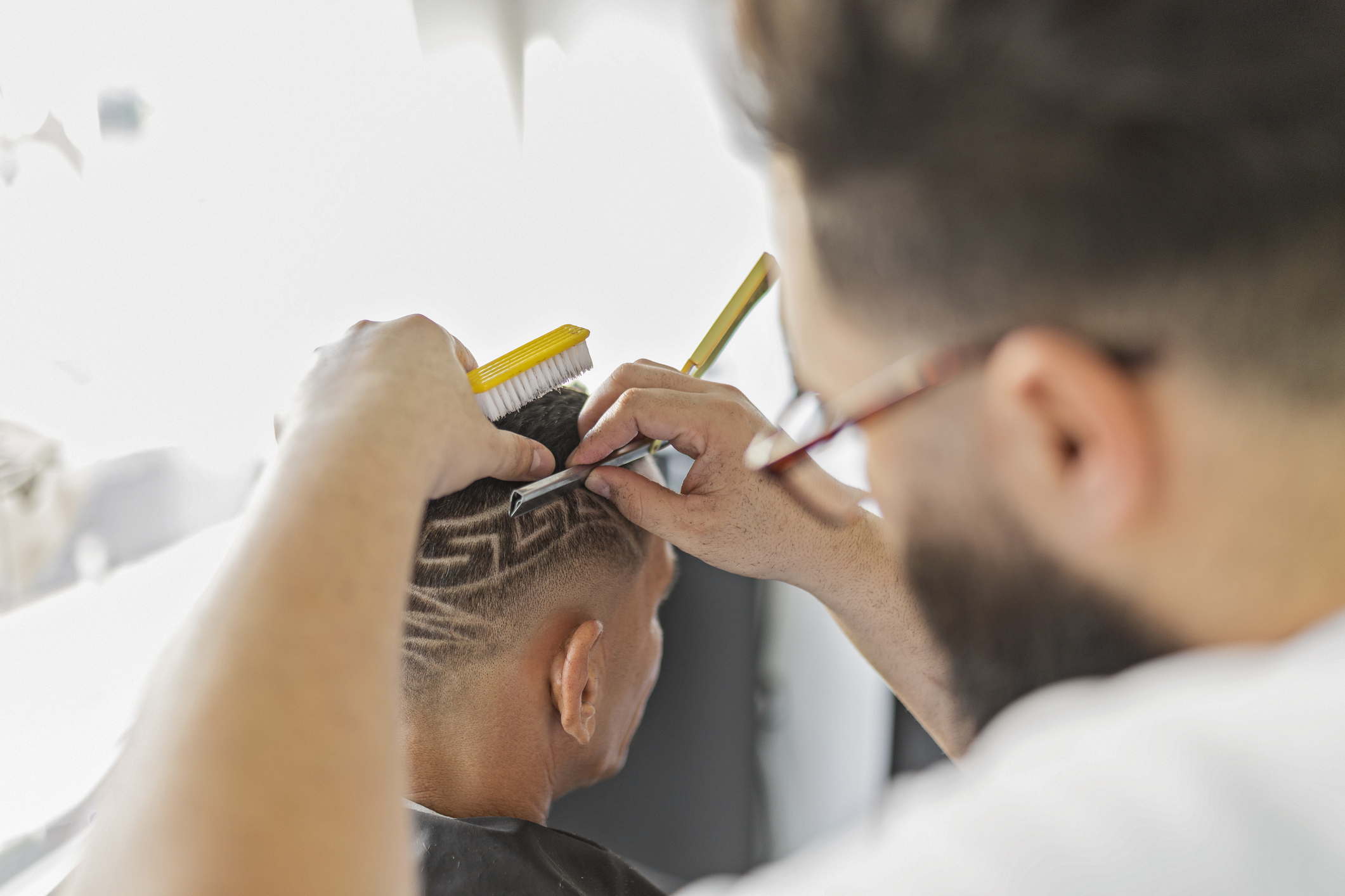 Como están de moda los diseños de corte con rasurados, adolescentes y jóvenes van con más frecuencia a barberías y peluquerías. Podría ser una situación de mayor riesgo de contagio del hongo que causa la tiña capitis/Archivo