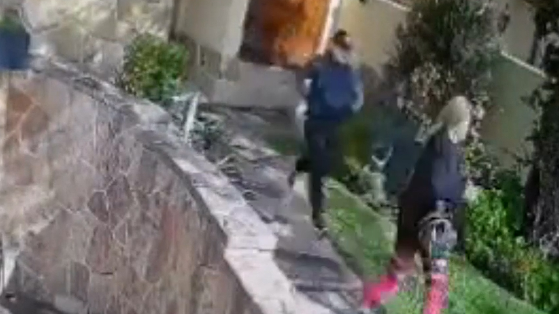 El momento en el que los ladrones salieron a buscar a la víctima para arrastrarla por la entrada de la casa