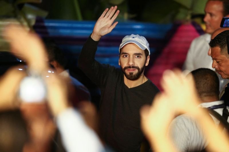 Imagen de archivo. El presidente de El Salvador, Nayib Bukele, saluda al salir después de una ceremonia de inauguración de un centro comunitario juvenil, en Mejicanos, El Salvador. el 17 de enero de 2023. REUTERS/José Cabezas