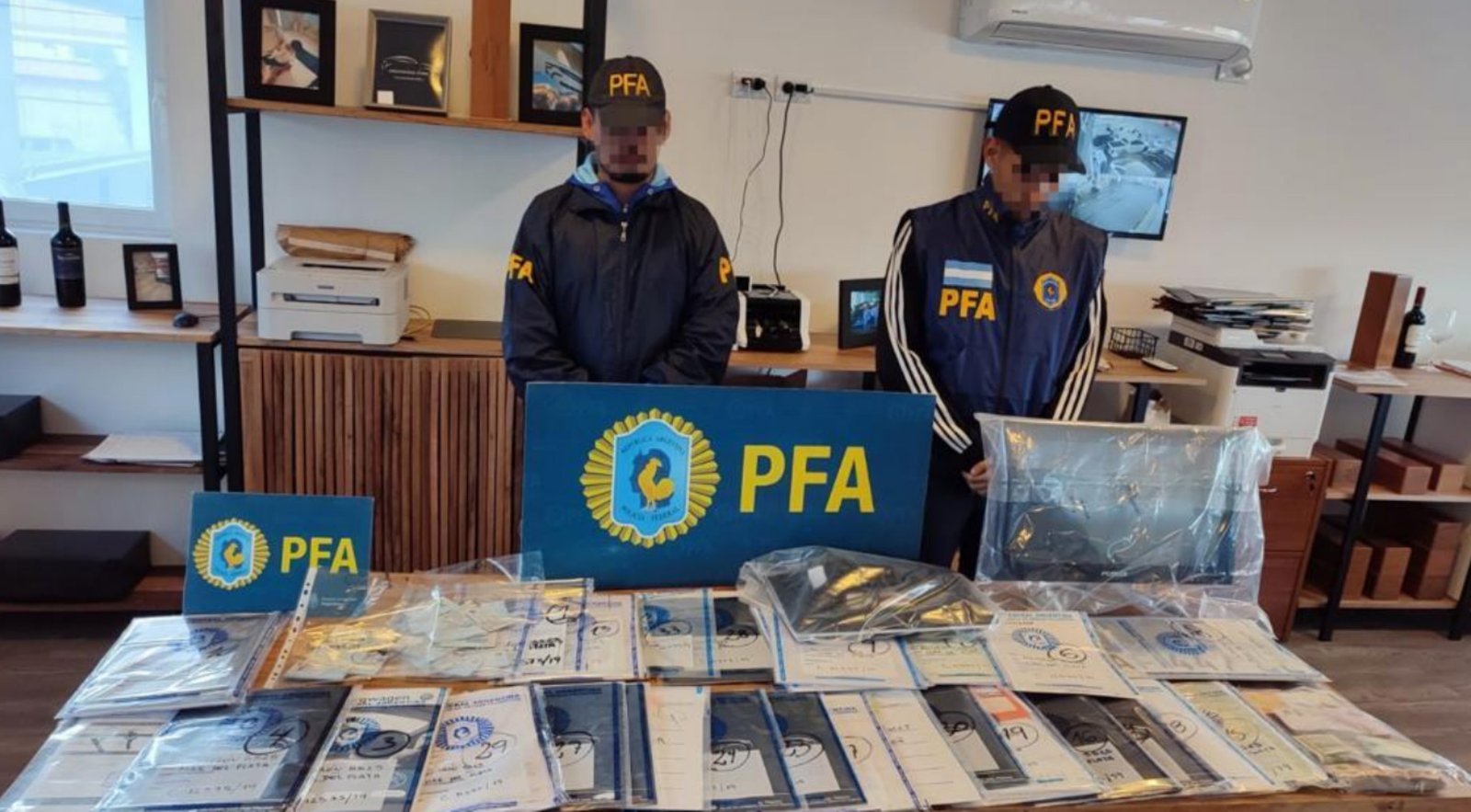 Además de los vehículos, dinero en efectivo y armas la PFA detuvo a cinco personas