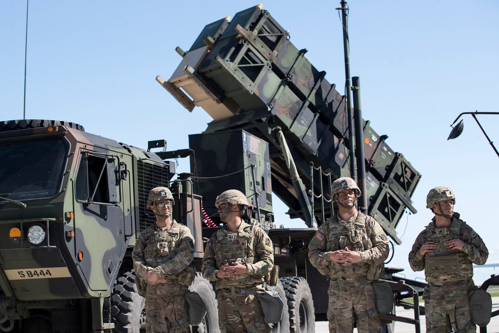 Soldados estadounidenses cerca de misiles Patriot durante ejercicios militares en Lituania (Foto AP/Mindaugas Kulbis) 