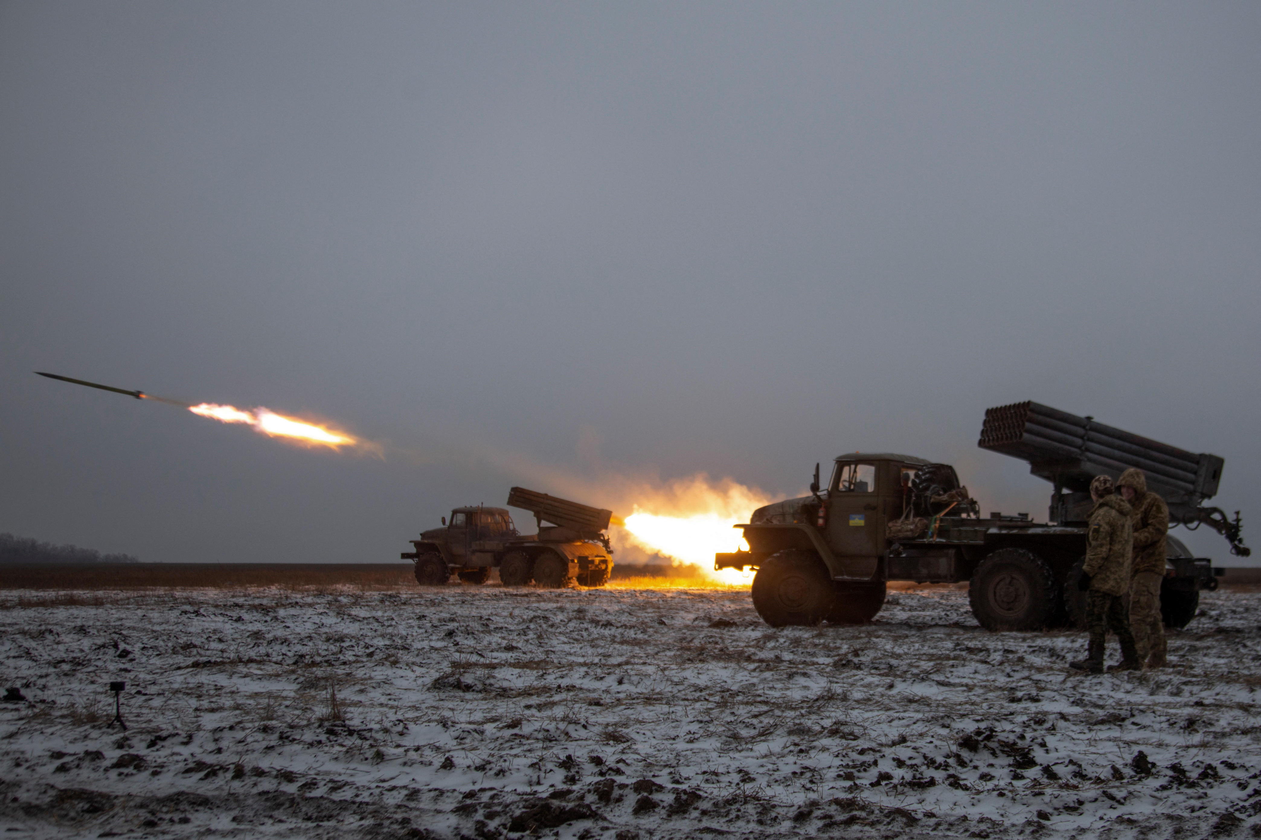 Militares ucranianos disparan un sistema de lanzamiento múltiple de cohetes BM-21 Grad contra posiciones rusas en un frente cercano a la ciudad de Bakhmut (REUTERS/Oleksandr Ratushniak)