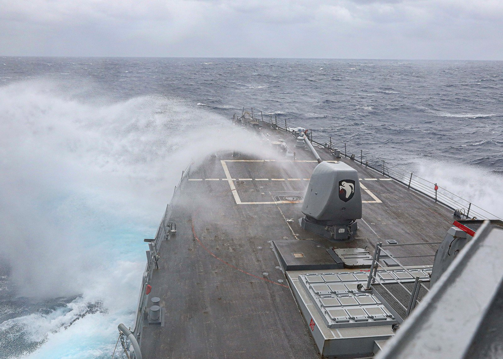 El destructor de misiles guiados de clase Arleigh Burke USS Milius (DDG 69) navega en el Mar de Filipinas, el 13 de marzo de 2023. (Marina de EEUU via AP)