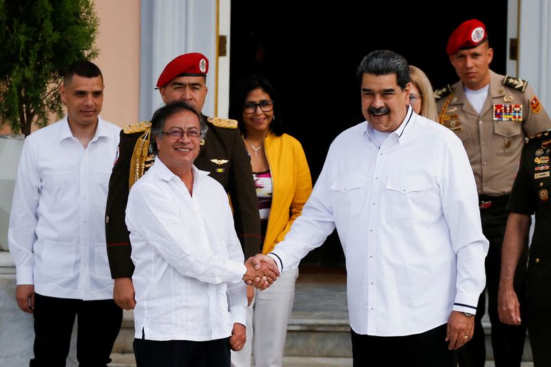 Foto de archivo. Nicolás Maduro y Gustavo Petro en el Palacio de Miraflores, en Caracas, Venezuela (REUTERS/Leonardo Fernández Viloria)