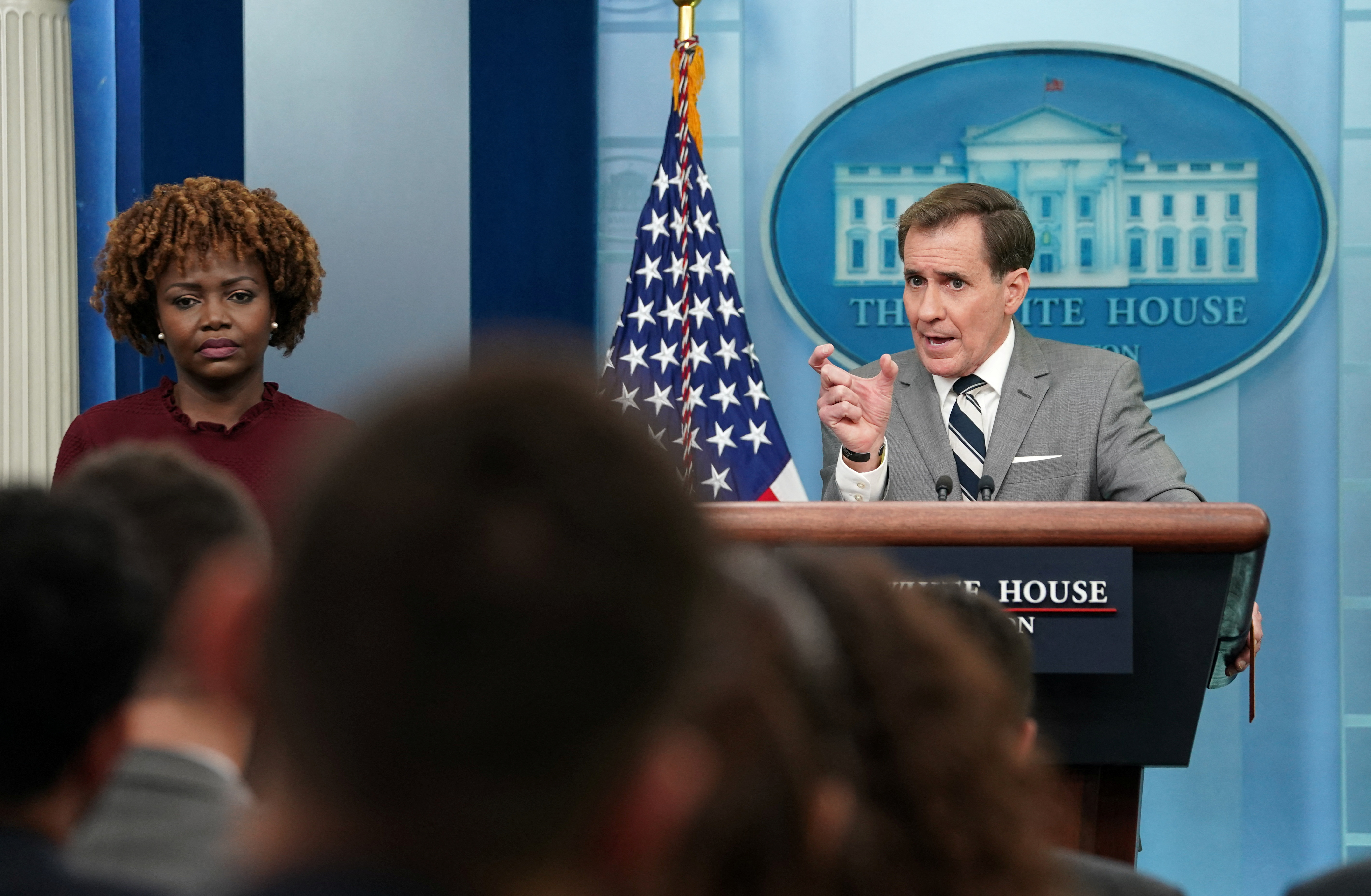 La jefa de prensa de la Casa Blanca, Karine Jean-Pierre, escucha al vocero de seguridad nacional, John Kirby (REUTERS/Kevin Lamarque)