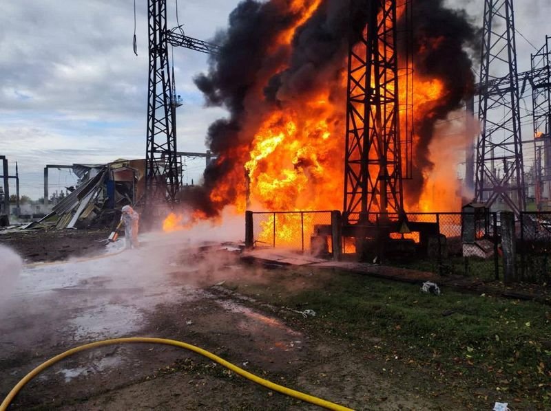 Los bomberos trabajan para apagar un incendio en las instalaciones de infraestructura energética, dañadas por un ataque con misiles rusos (Reuters)