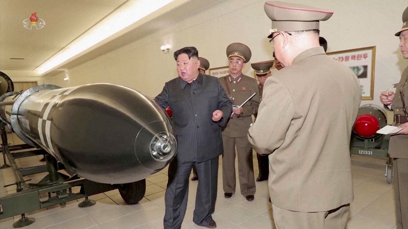 El dictador norcoreano, Kim Jong-un, ordenó este miércoles el lanzamiento del primer satélite espía de reconocimiento militar una vez concluidos los trabajos de construcción y destacó la importancia del desarrollo de la industria espacial. (REUTERS)