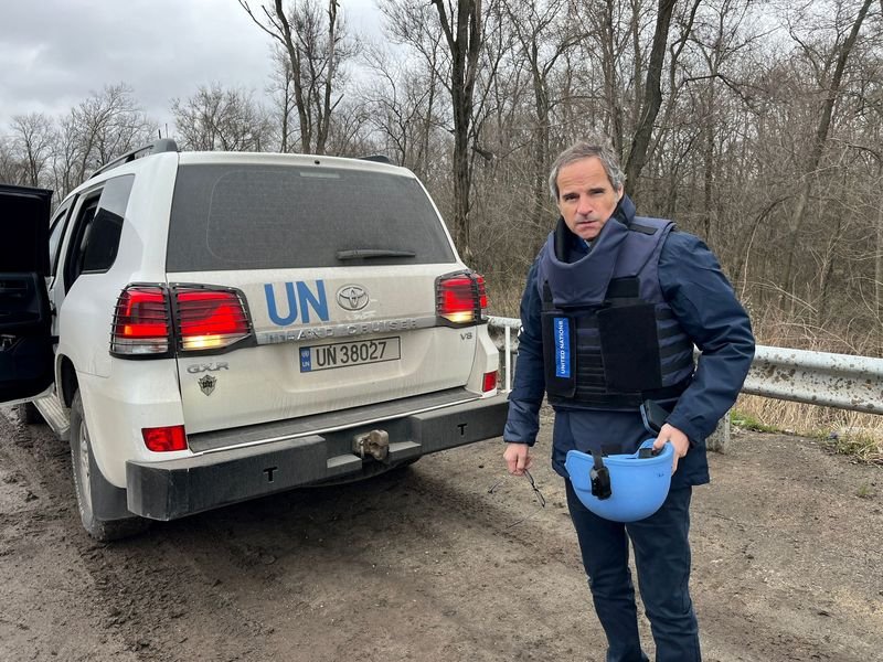 El director general del Organismo Internacional de Energía Atómica (OIEA), Rafael Grossi, es visto de camino a la central nuclear de Zaporizhzhia, en medio del ataque de Rusia a Ucrania, en la región de Zaporizhzhia, Ucrania. 29 de marzo de 2023. Servicio de prensa del Organismo Internacional de Energía Atómica (OIEA)/Handout vía REUTERS/Archivo