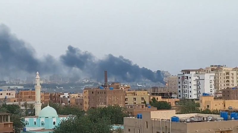 El humo se eleva desde la pista del Aeropuerto Internacional de Khartoum mientras arde un incendio, en Sudán 17 de abril 2023 en esta captura de pantalla obtenida de un vídeo de las redes sociales. Abdullah Abdel Moneim/vía REUTERS