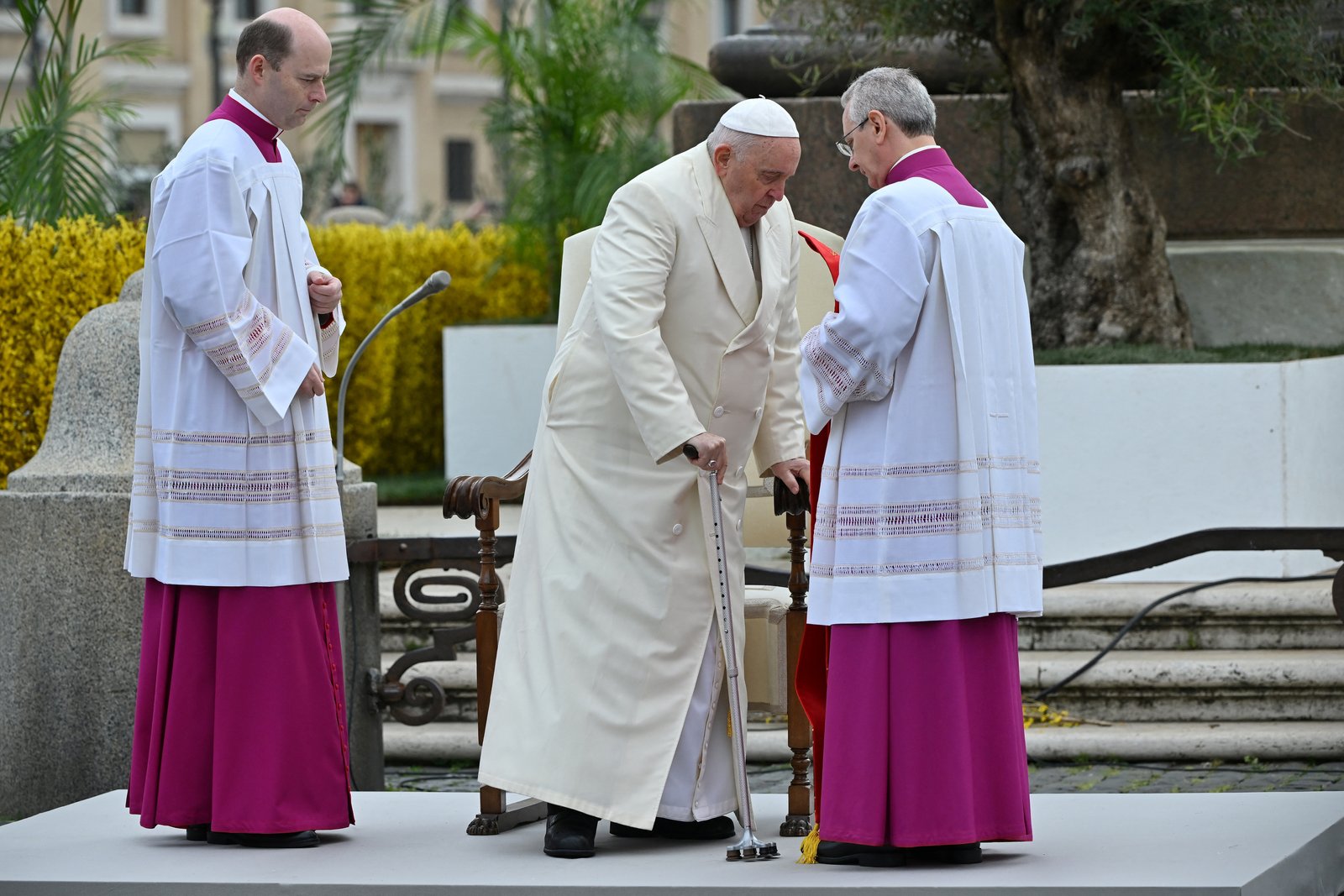 El papa argentino acudió después hasta el frontal de la basílica, siempre en coche y con su propia palma, para presidir desde ahí la misa, que fue oficiada por un cardenal, hoy el argentino Leonardo Sandri, una fórmula que se repetirá en toda la Semana Santa