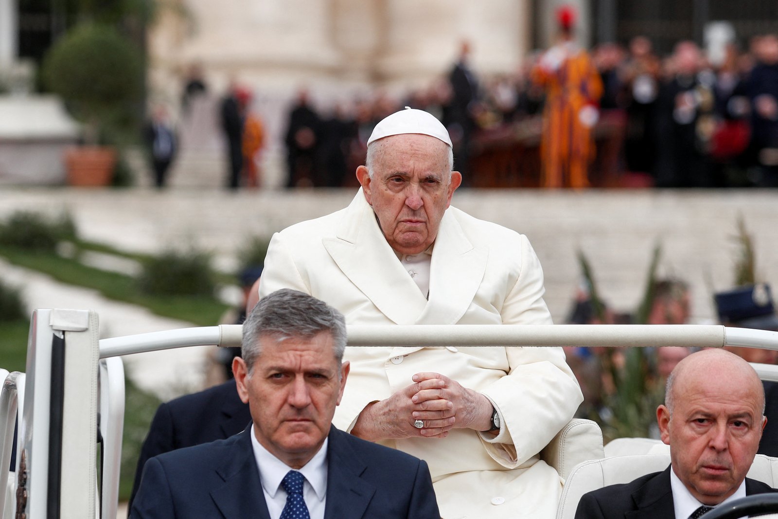 El Papa en su llegada a la Plaza San Pedro