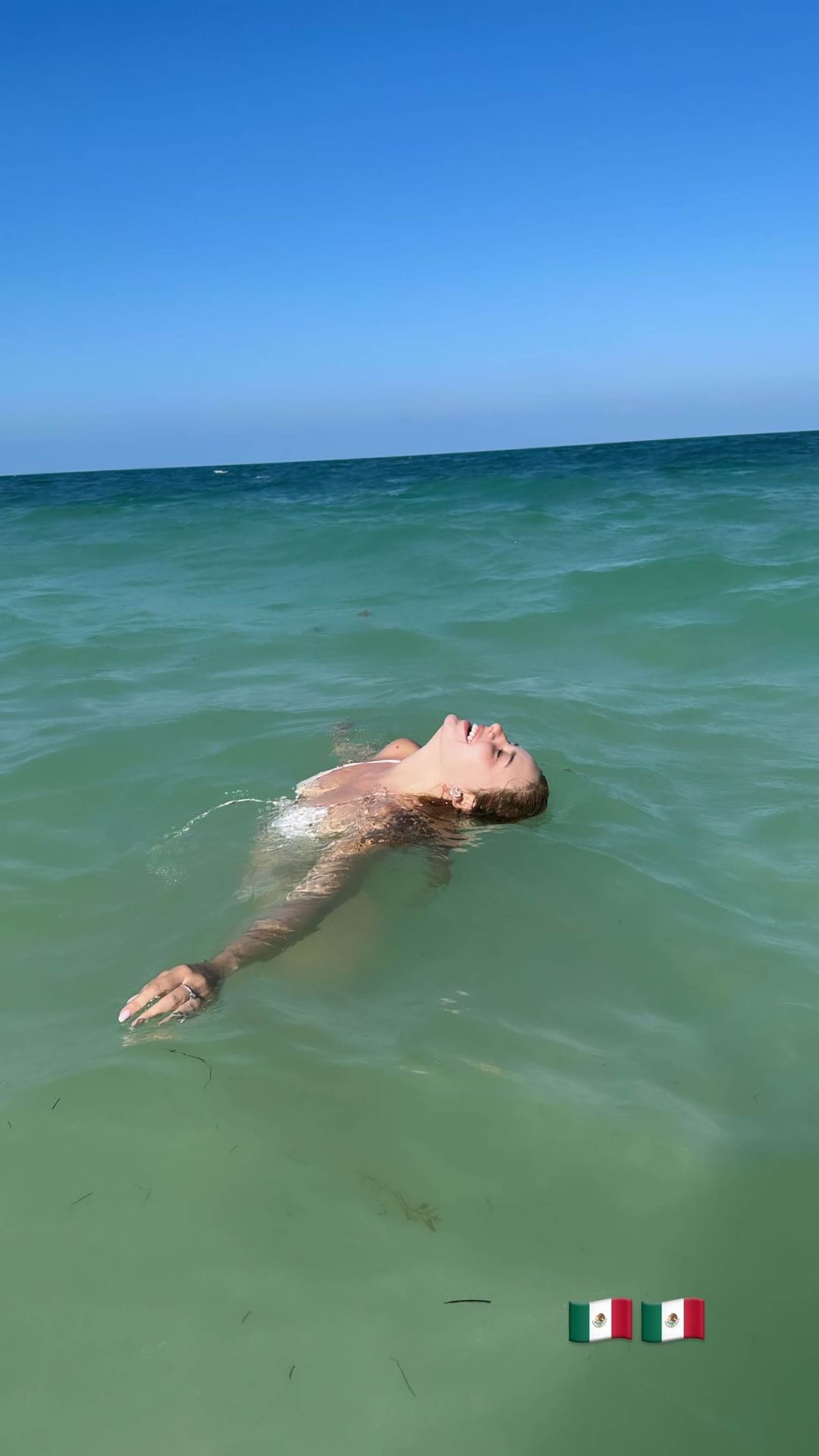 Coti disfrutó refrescándose en el mar del Caribe