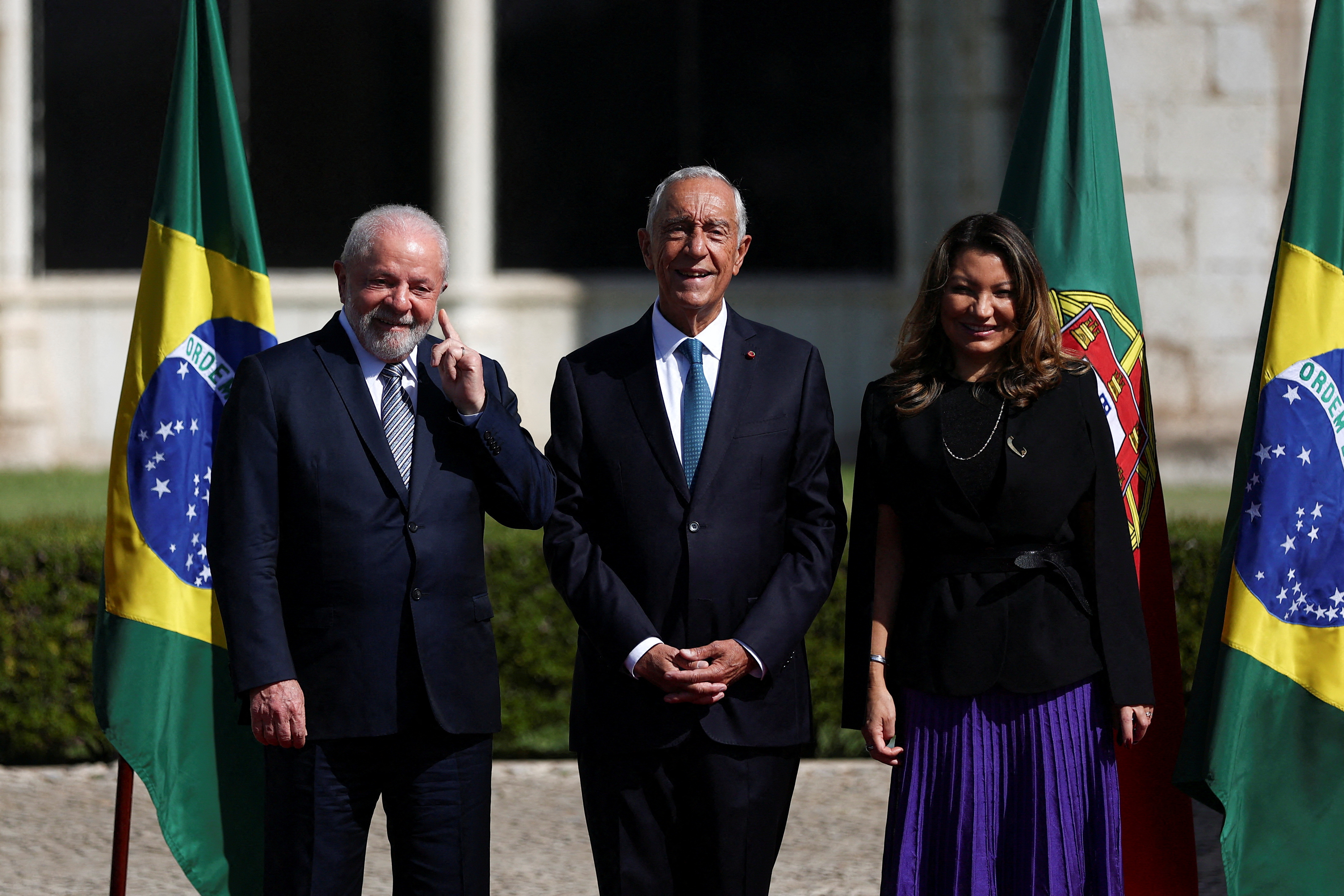 El presidente de Brasil, Lula da Silva; la primera dama, Rosangela da Silva; y el mandatario de Portugal, Marcelo Rebelo de Sousa (REUTERS/Rodrigo Antunes)