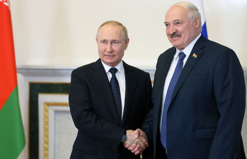 El dictador Alexander Lukashenko mantiene estrechas relaciones con el presidente de Rusia, Vladimir Putin. (Sputnik/Mikhail Metzel/Kremlin via REUTERS)