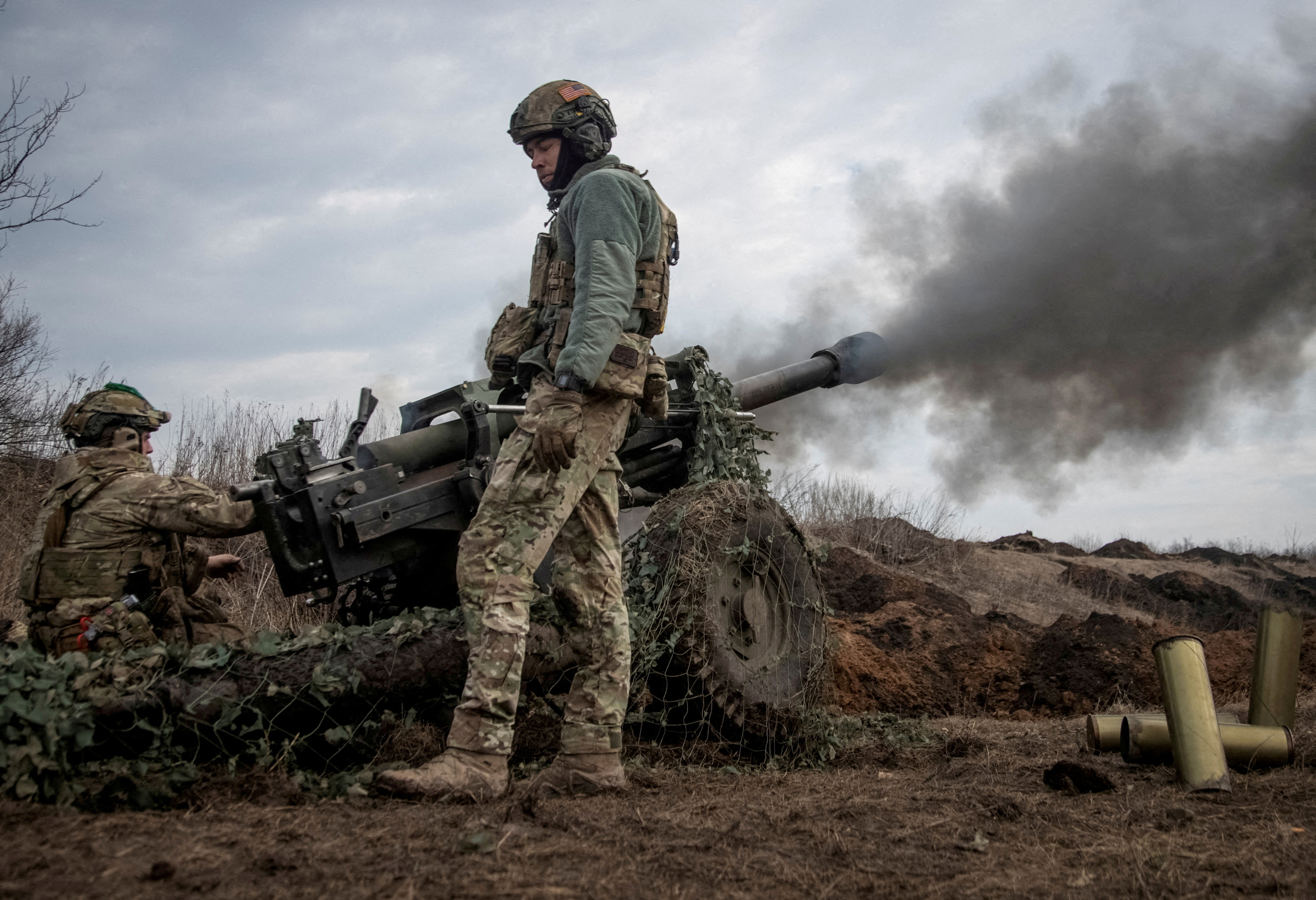 Militares ucranianos disparan un obús M119 en primera línea, en medio del ataque ruso a Ucrania, cerca de la ciudad de Bakhmut (REUTERS/Oleksandr Ratushniak)