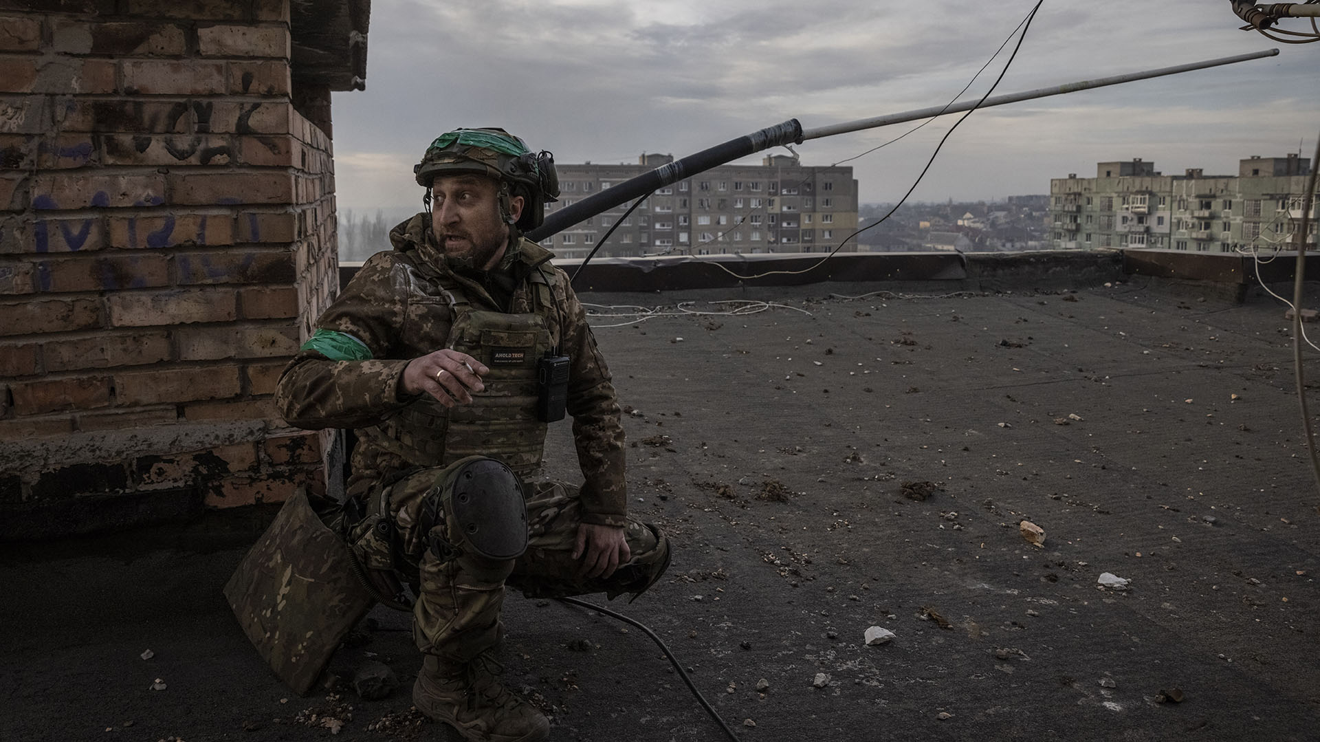 Un sargento subalterno ucraniano que llaman "Bandido" en lo alto de un edificio destruido el último martes (Foto para The Washington Post de Ed Ram)