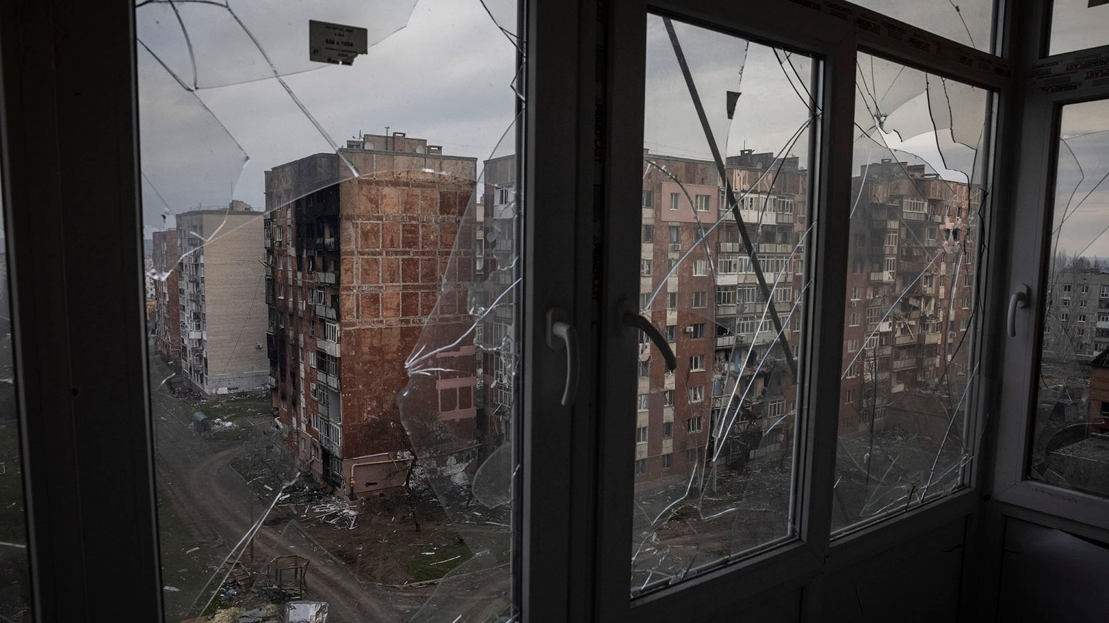 Destrucción en Bakhmut vista a través de ventanas rotas (Foto para The Washington Post de Ed Ram)