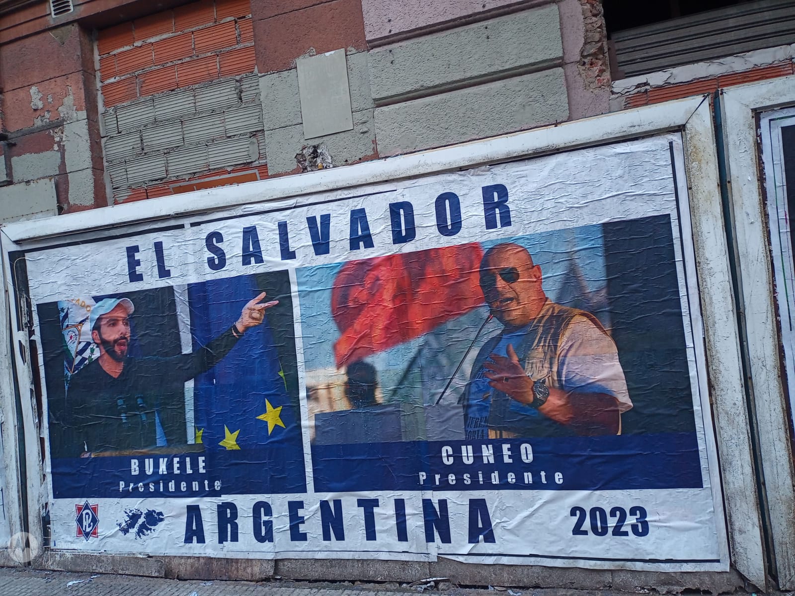 Los afiches que aparecieron en las calles de Buenos Aires con la propuesta de Cúneo: seguir el modelo de El Salvador en Argentina.