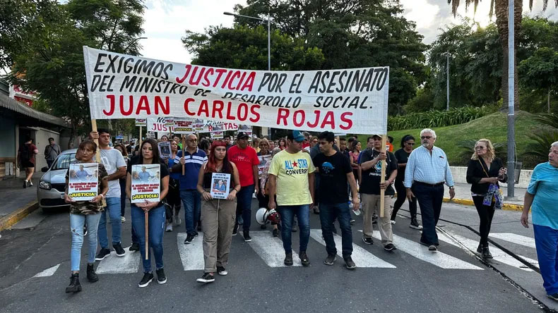 Este martes una multitud marchó en Catamarca para reclamar justicia por el crimen del ministro provincial Juan Carlos Rojas (El Ancasti)