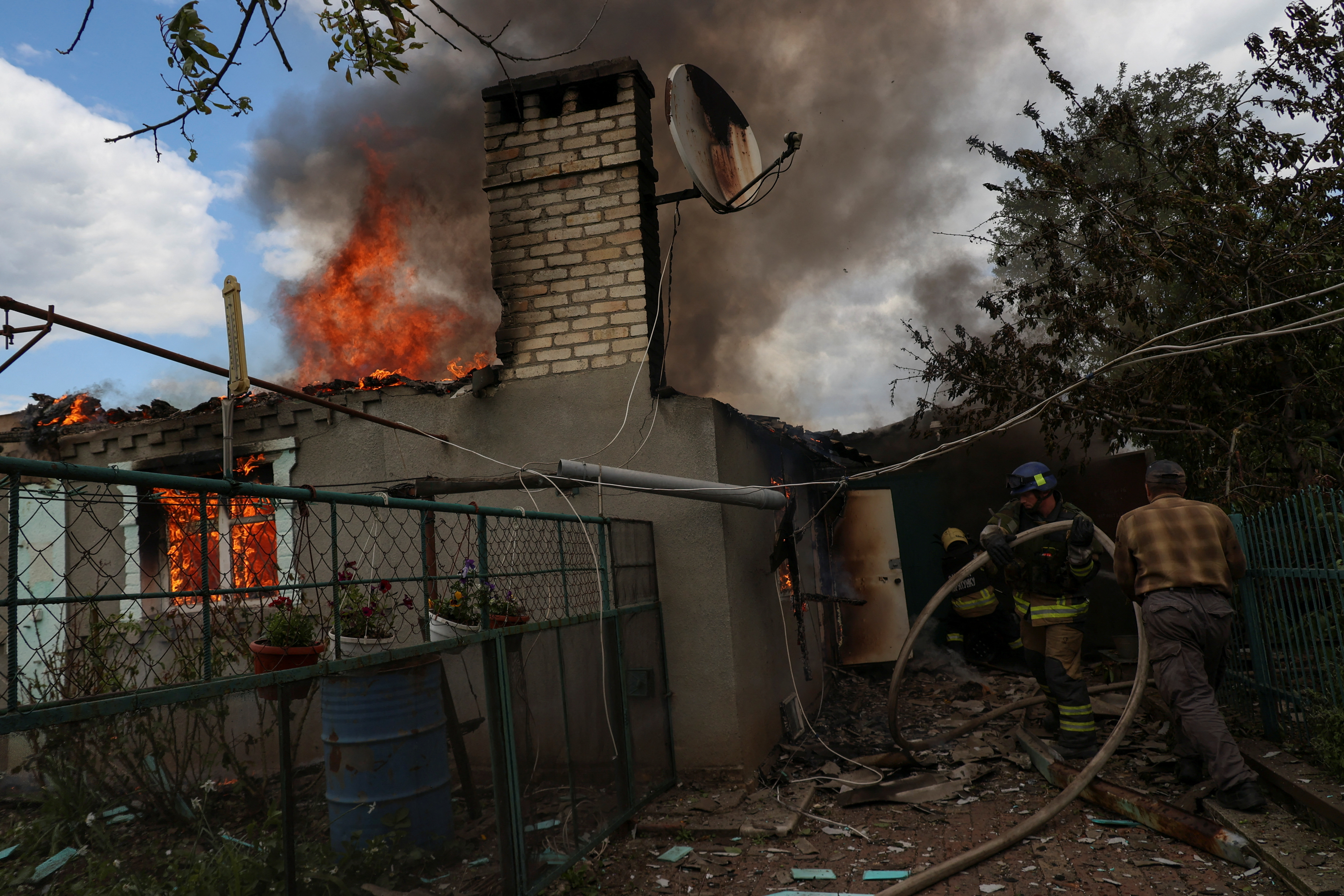 Los bomberos trabajan para extinguir una casa residencial en llamas después de un ataque militar ruso, en Kostiantynivka, región de Donetsk, Ucrania 12 de mayo 2023. REUTERS/Sofiia Gatilova
