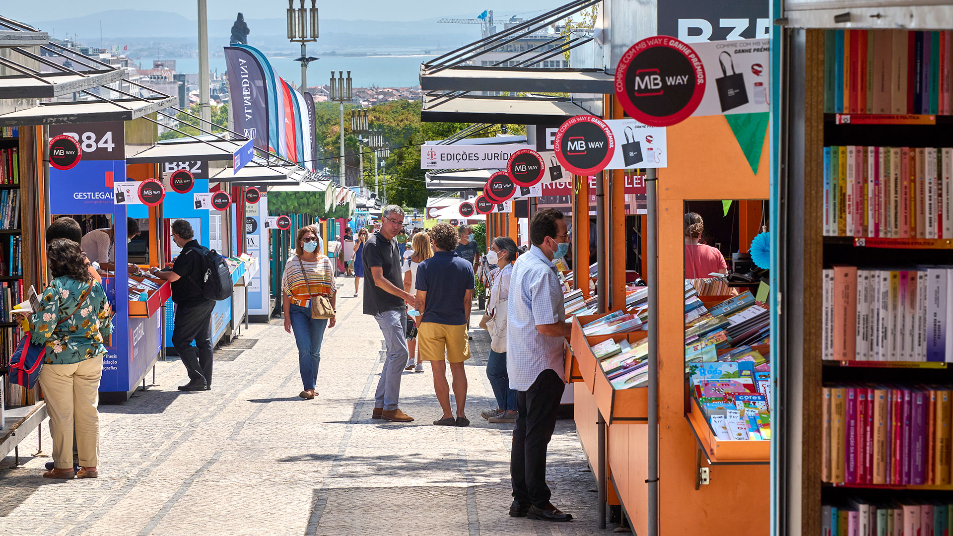 La Feria del Libro de Lisboa. Dura tres semanas y la visitan 700.000 personas. (Photo by Horacio Villalobos#Corbis/Corbis via Getty Images)
