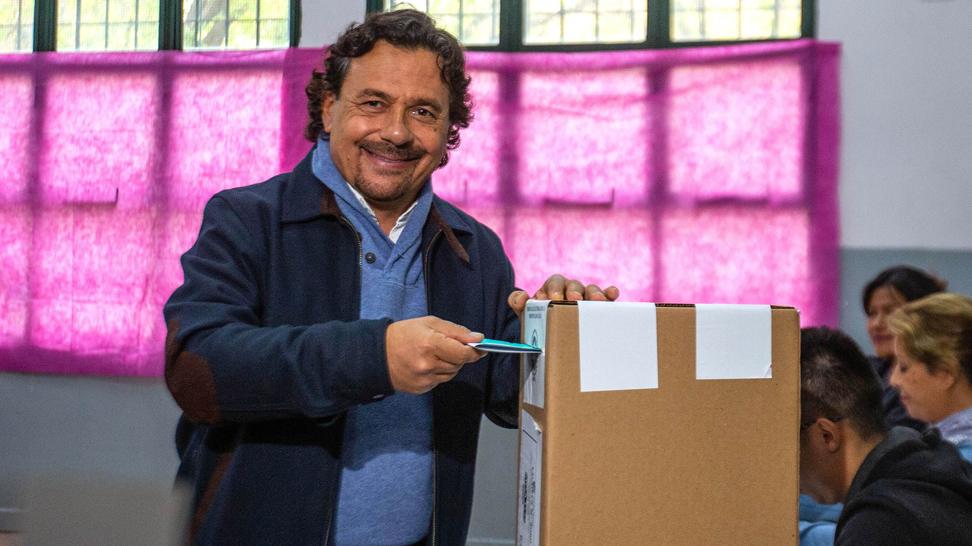 Gustavo Sáenz emitió su voto en la fría mañana de Salta