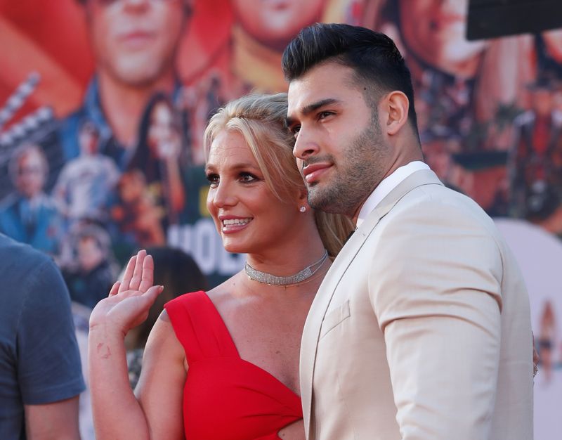 Britney Spears y Sam Asghari posan en el estreno de "Había una vez en Hollywood" en Los Ángeles, California, Estados Unidos. 22 de julio de 2019. REUTERS/Mario Anzuoni/Archivo