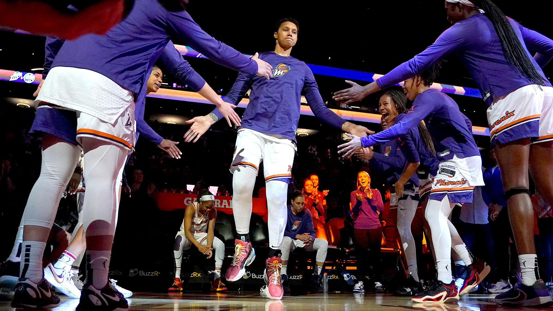 La emotiva presentación de Brittney Griner antes del partido de baloncesto de pretemporada de la WNBA contra Los Angeles Sparks el viernes 12 de mayo de 2023 en Phoenix (AP Photo/Matt York)