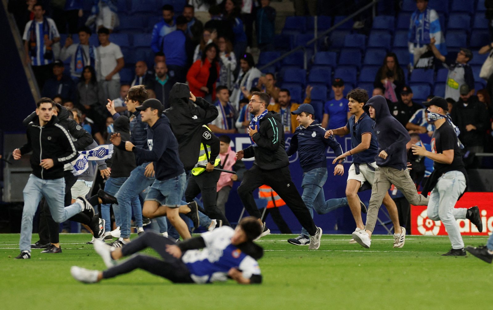 Los aficionados del Espanyol invadieron el campo para linchar a los futbolistas del Barcelona (Reuters)