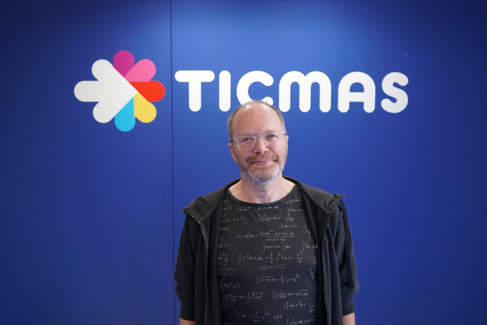 Diego Golombek en el auditorio de Ticmas en la Feria del Libro. La entrevista fue en el marco del ciclo que coorganizaron Ticmas y la Universidad de San Andrés