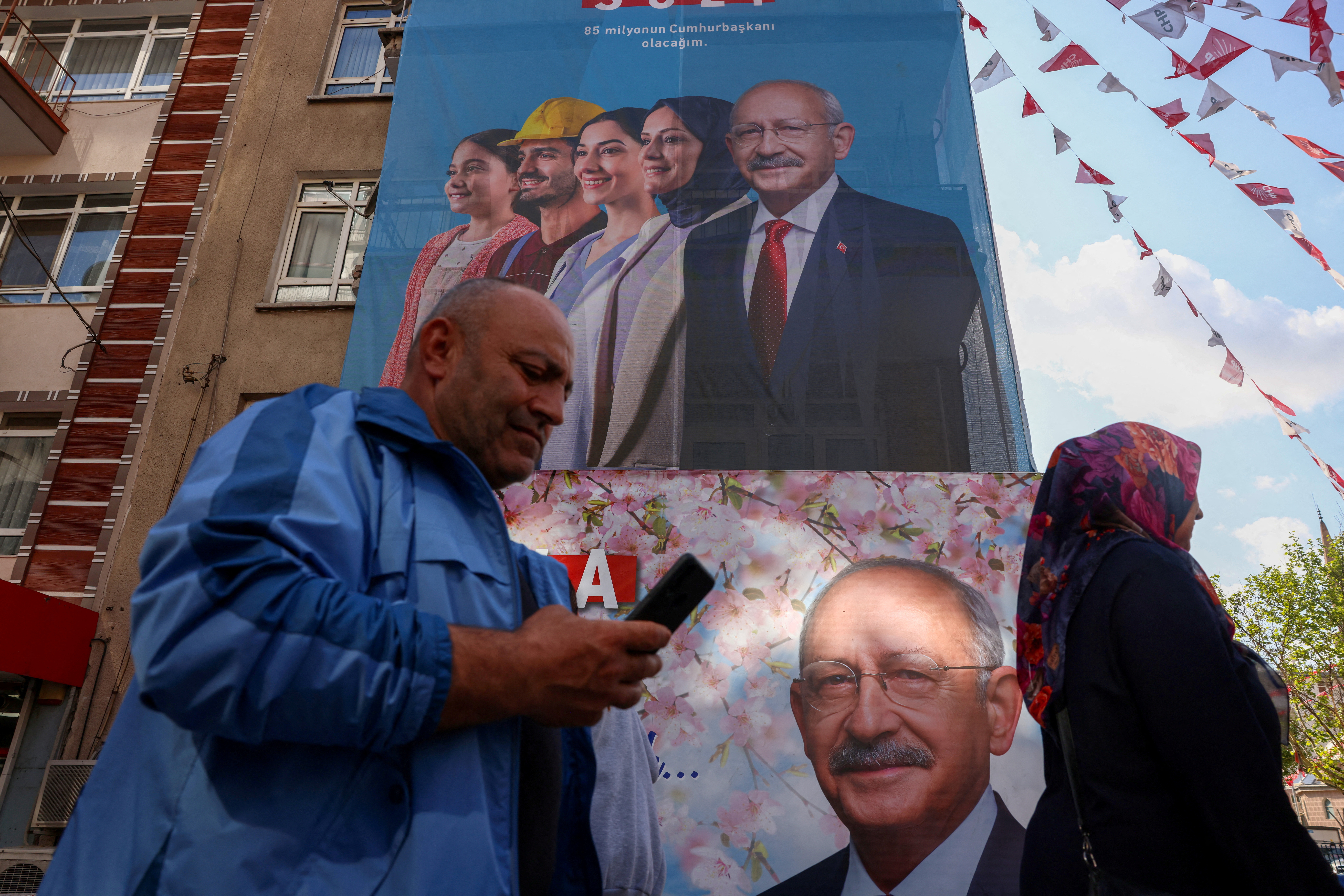 Las encuestas prevén que Recep Tayyip Erdogan perderá en esta primera vuelta frente a Kemal Kiliçdaroglu, el líder opositor respaldado por socialdemócratas, islamistas y nacionalistas. (REUTERS)