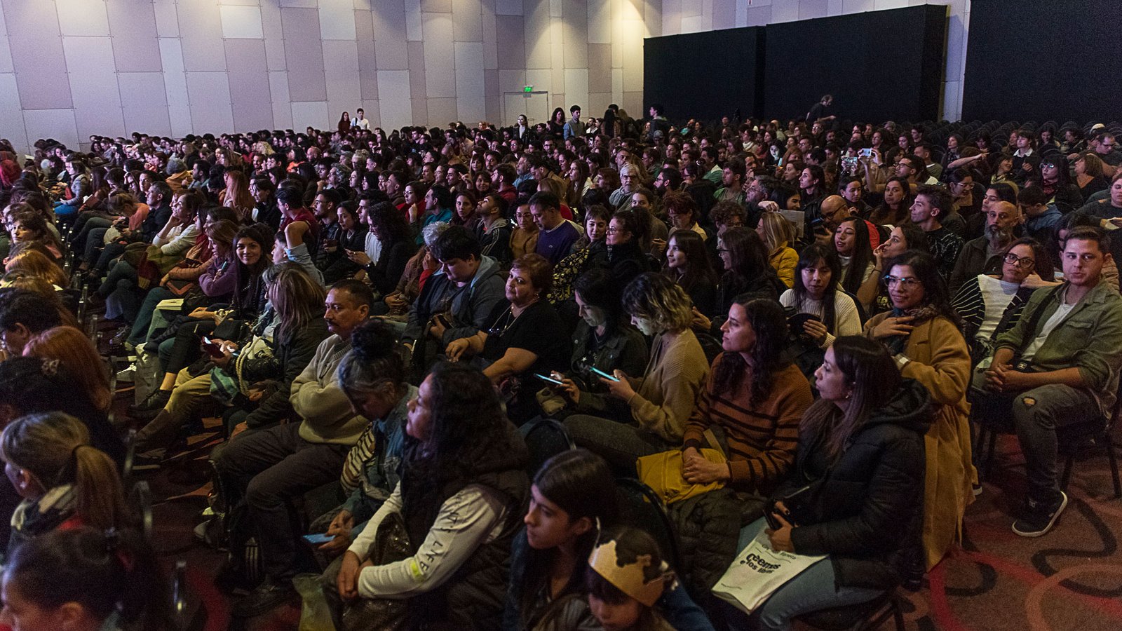 Hubo una larga espera para escuchar la charla del filósofo, que habló en la sala más grande de la Feria. (Gustavo Gavotti)