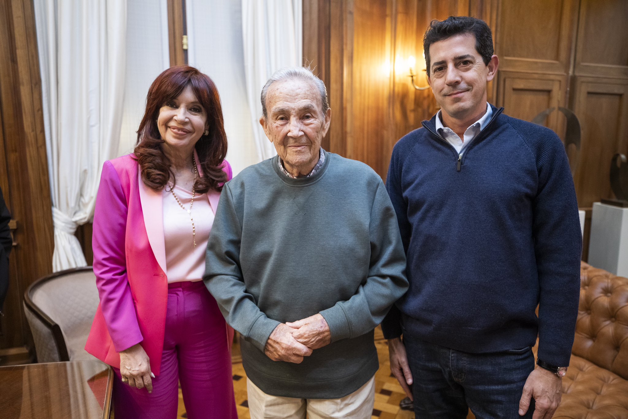 En el Senado. Cristina Kirchner, Wado De Pedro y Juan Carlos Livraga, el “fusilado que vive” de Operación Masacre, sobreviviente de los fusilamientos de José León Suárez.