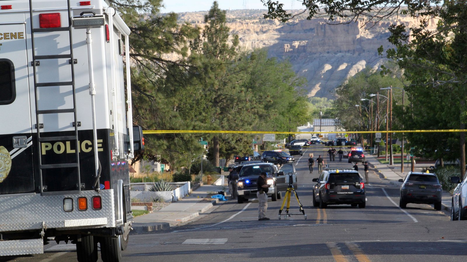 La Oficina del Sheriff, el Departamento de Policía de Farmington y la policía estatal respondieron. La Oficina de Alcohol, Tabaco, Armas de Fuego y Explosivos tuiteó que agentes de Phoenix se dirigían a Farmington para ayudar en la investigación. (AP foto/Susan Montoya Bryan)