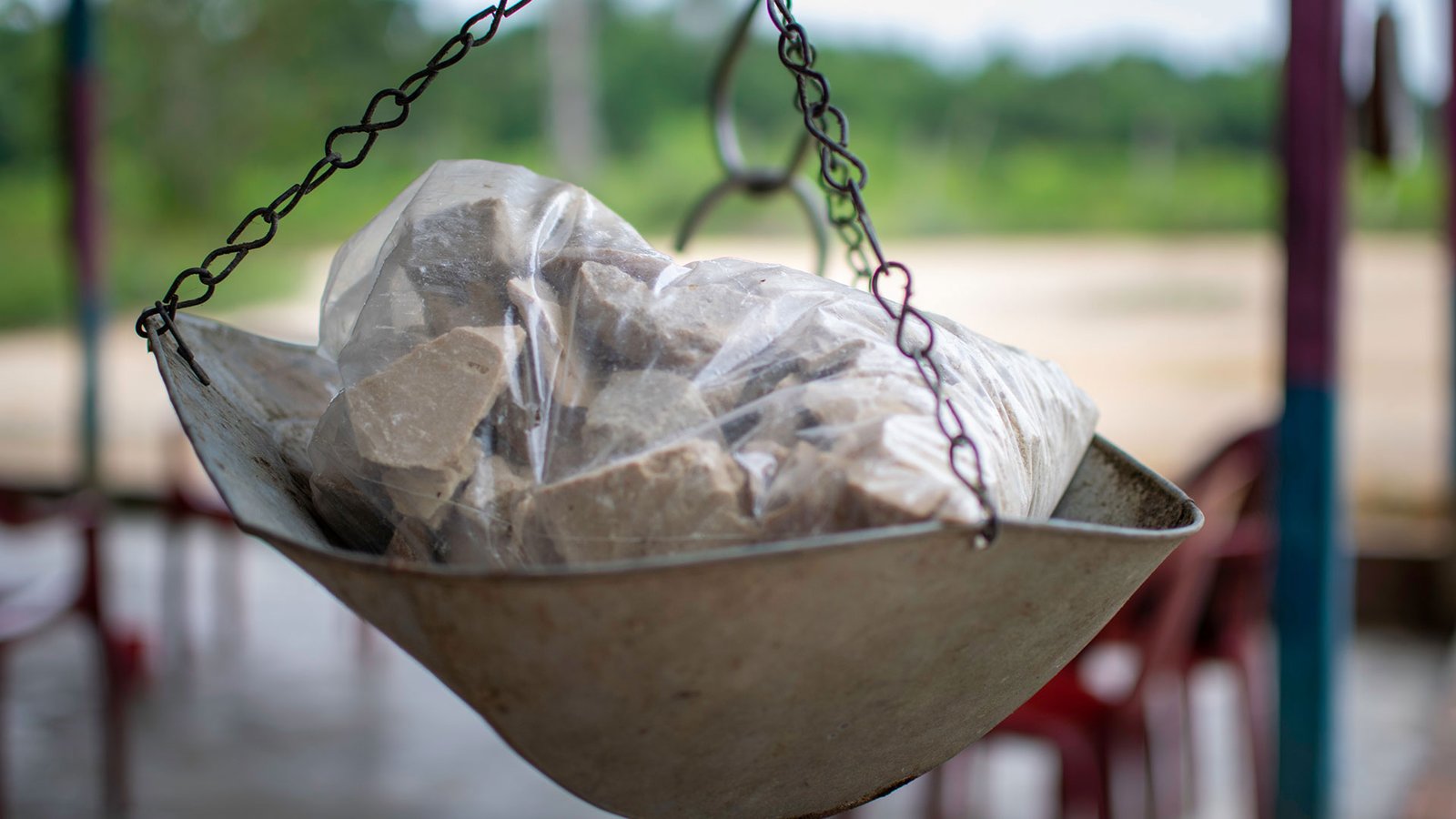 Cada dos o tres meses los campesinos “raspan” o cosechan la hoja de coca. Luego la procesan para obtener la pasta base de cocaína, tal y como se ve en la imagen. El comprador luego es quien se encarga de transformar la pasta en clorhidrato de cocaína. 