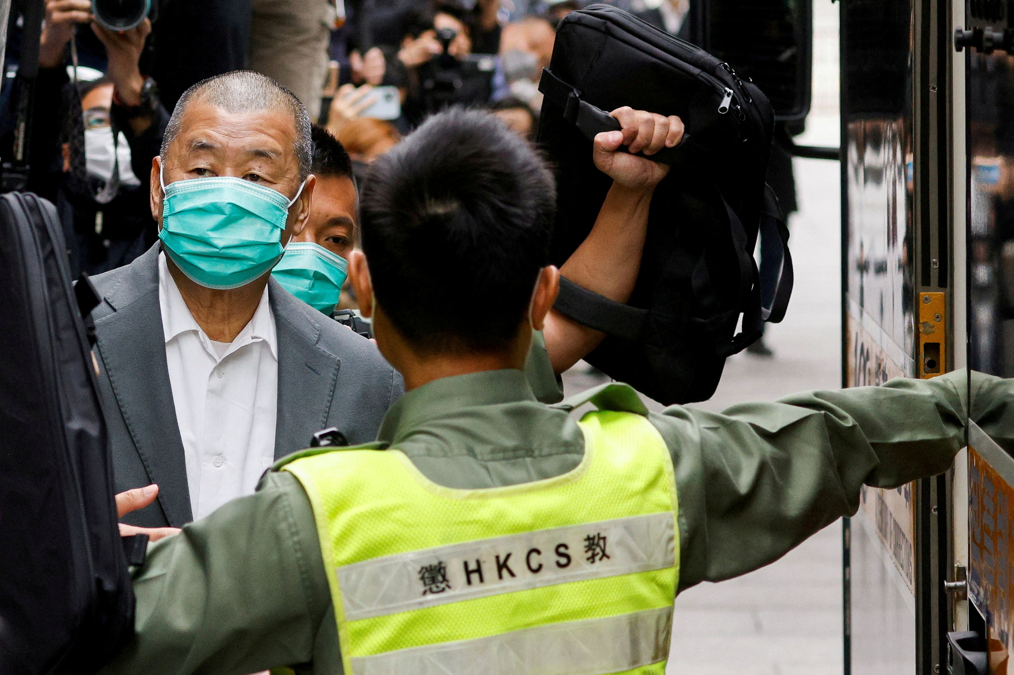 El magnate de los medios Jimmy Lai, fundador de Apple Daily, abandona el Tribunal de Apelación Final en una furgoneta prisión en Hong Kong, China, el 9 de febrero de 2021. REUTERS/Tyrone Siu/Archivo