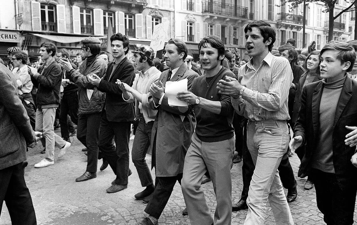 En las calles de París los manifestantes aplaudían y gritaban “seamos realistas, pidamos lo imposible”.