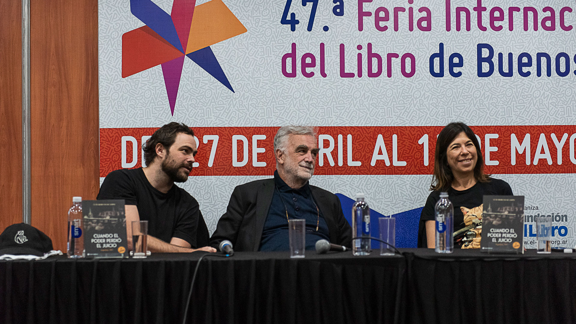 Peter Lanzani y Luis Moreno Ocampo con María O'Donnell en la Feria del Libro. (Gustavo Gavotti)