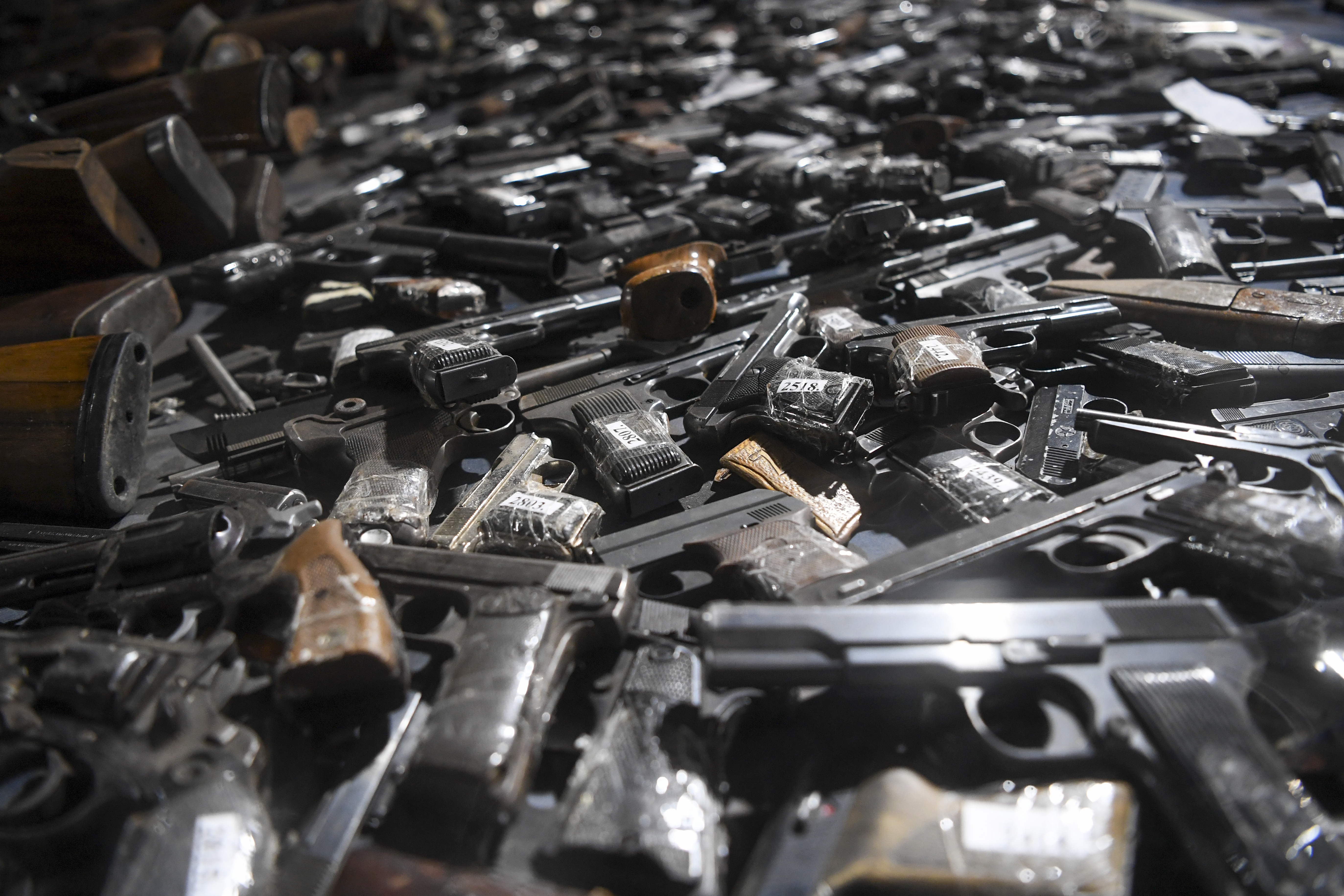 La mitad de las armas reunidas eran ilegales y la otra mitad eran armas registradas que los ciudadanos habían entregado de todos modos (Servicio de Prensa de la Presidencia Serbia via AP)