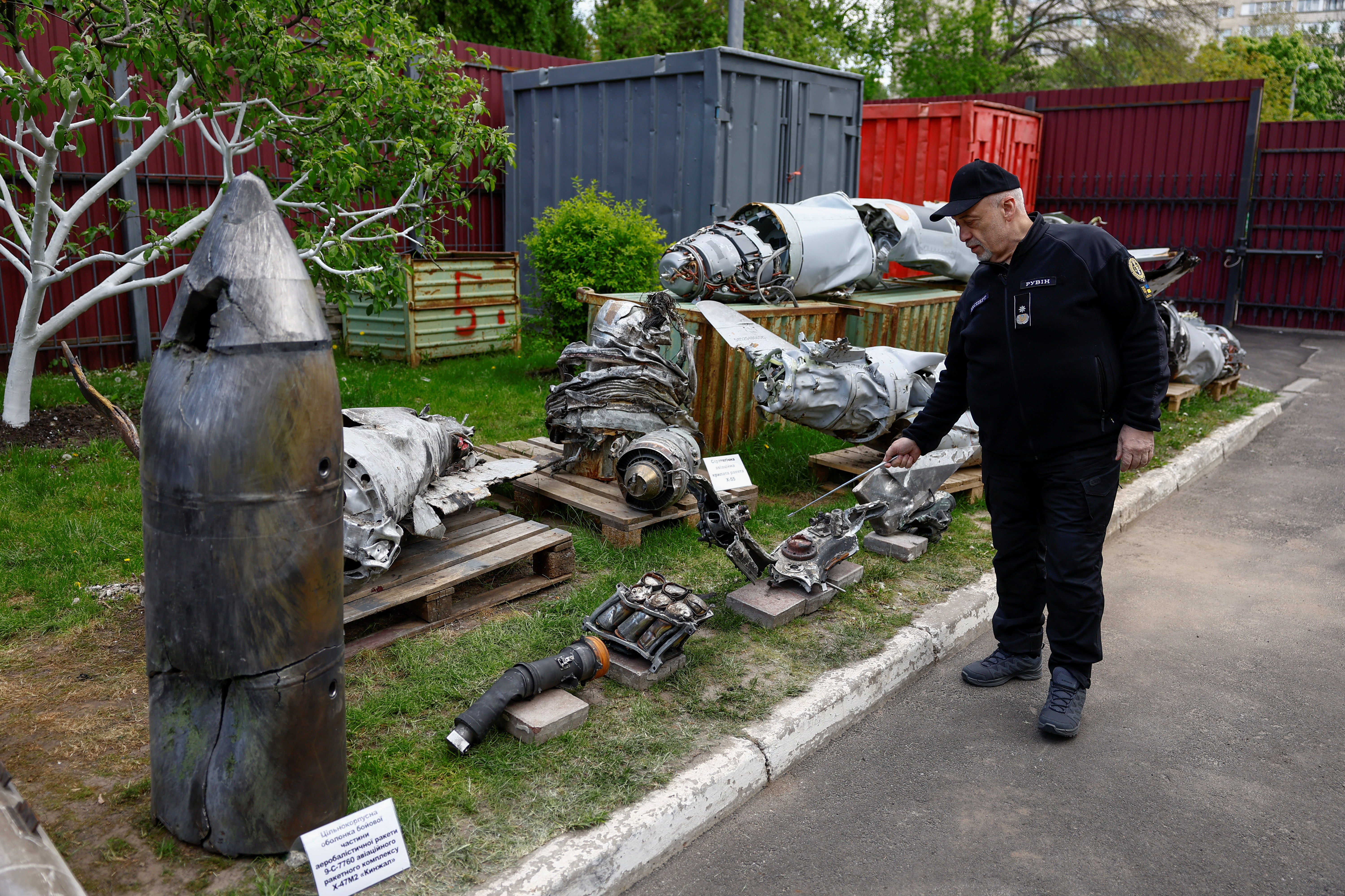 Oleksandr Ruvin, director del Instituto Forense de Kiev, examina los restos de un Kinzhal (REUTERS/Valentyn Ogirenko)