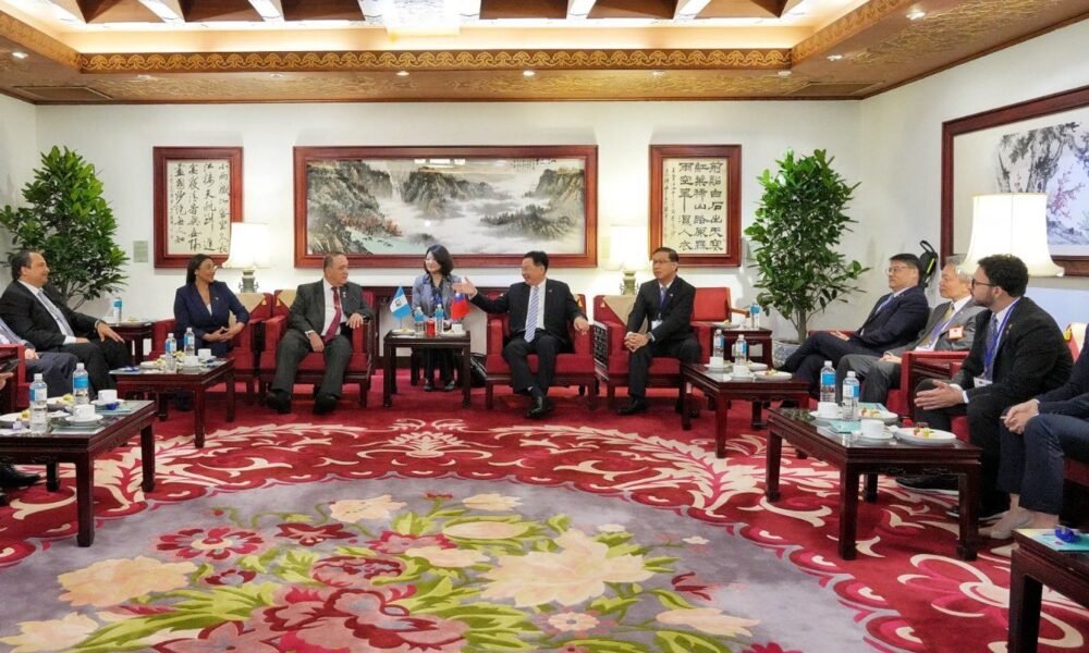 el presidente de guatemala llego a taiwan para una visita oficial pese a las criticas de china