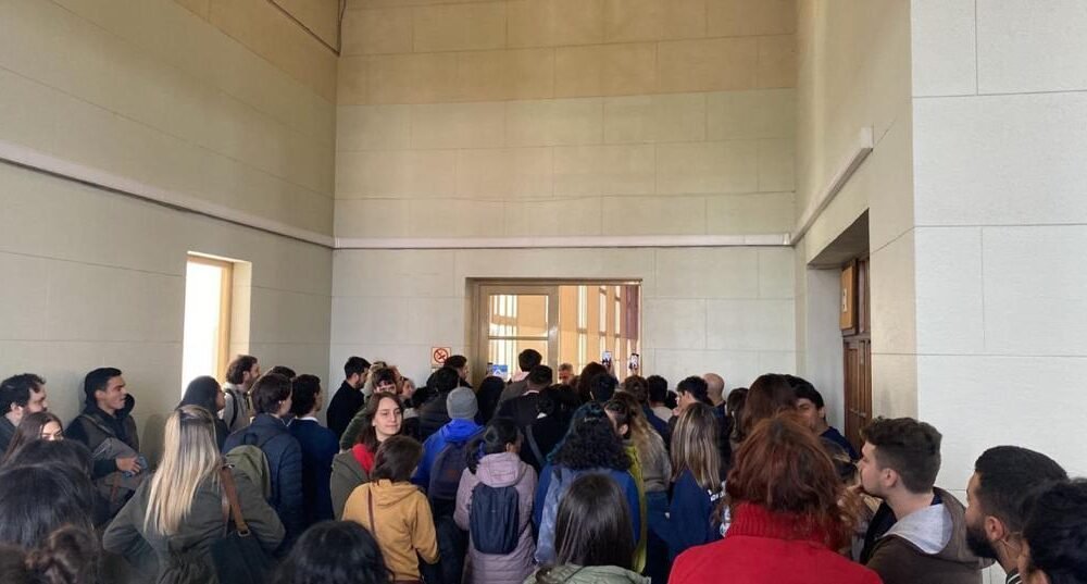 escandalo en la facultad de derecho de la uba una asamblea de estudiantes termino en batalla campal