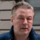 la fiscalia retirara la acusacion contra alec baldwin por la muerte en el set de la pelicula rust