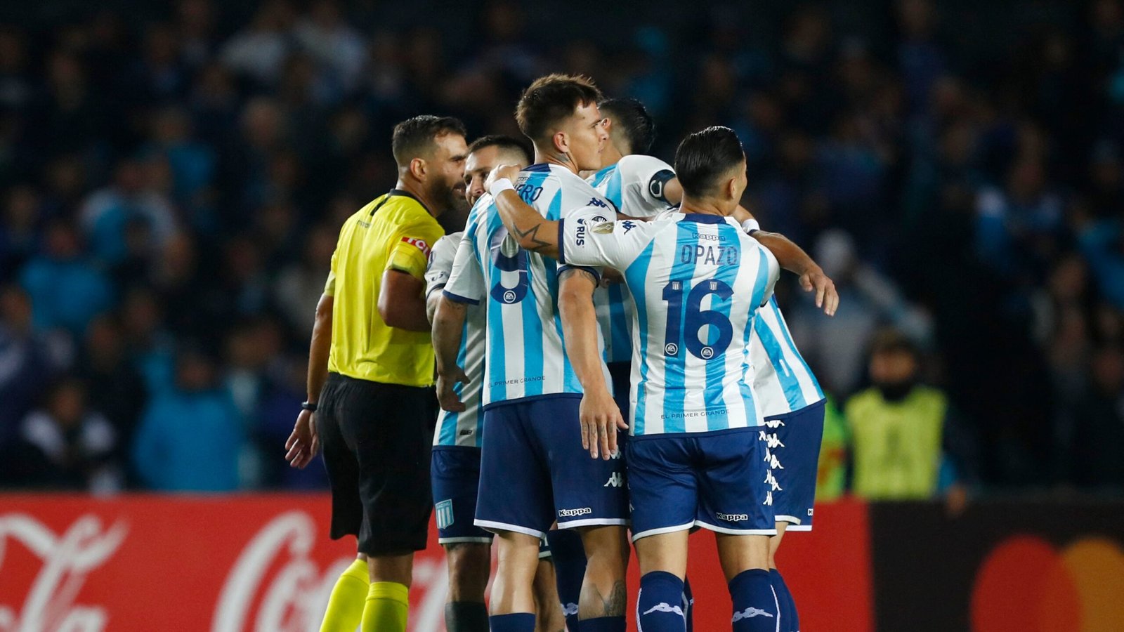 manotazo y reproches airados el tenso cruce entre fernando gago y cesar farias en el duelo entre racing y aucas por la copa libertadores scaled