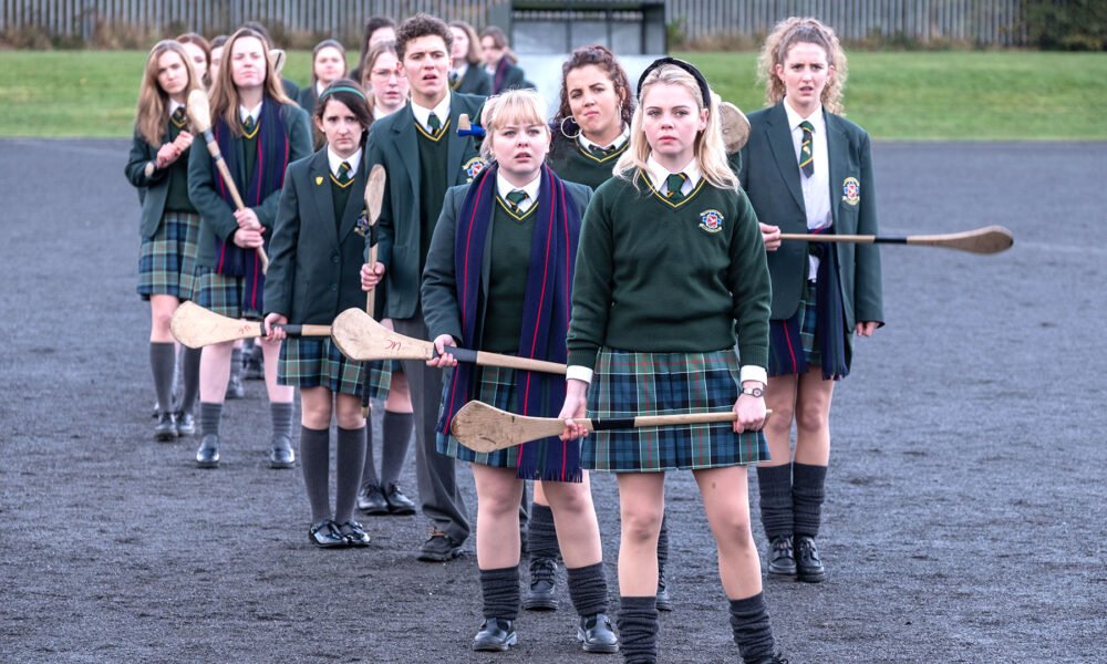 derry girls cuenta en tono de sitcom la compleja historia politica de irlanda del norte