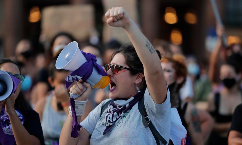 el feminismo en la feria del libro de las pioneras de hace siglos a los escraches de nuestros dias