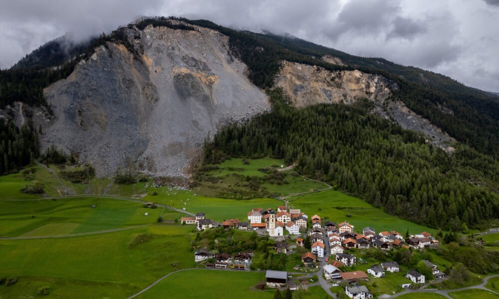 evacuaron un pueblo de los alpes suizos por temor a que quede sepultado con un derrumbe de montana