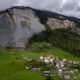 evacuaron un pueblo de los alpes suizos por temor a que quede sepultado con un derrumbe de montana